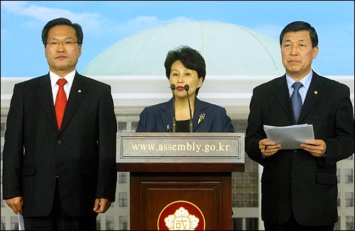 황진하, 전여옥, 김석준 한나라당 의원이 4일 오후 국회 기자실에서 이종석 통일부장관 임명등 1.2개각을 맹비난하고 있다. 